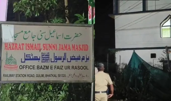 ভারতে হিন্দুদের মিছিল থেকে মসজিদ-মাদরাসায় পাথর নিক্ষেপ
